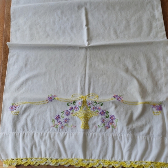Vintage hand embroidered pillowcase. - Picture 5 of 12
